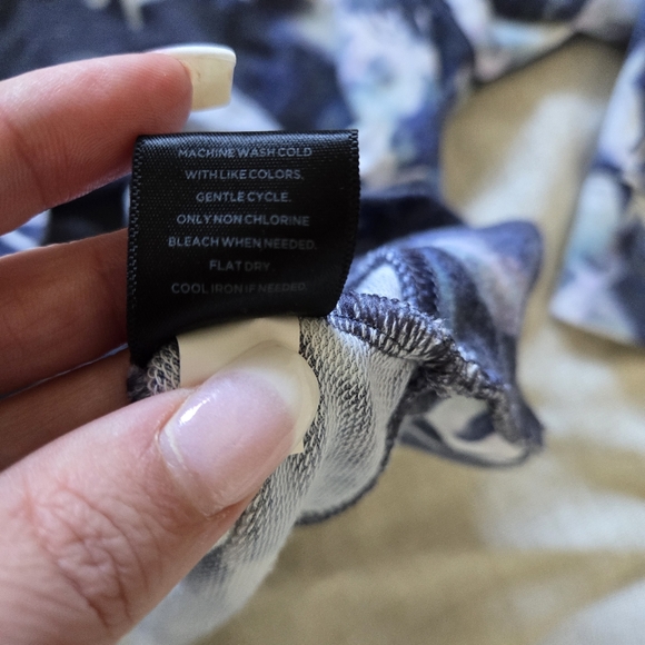 Simply vera wang floral asymmetrical top - Picture 5 of 5